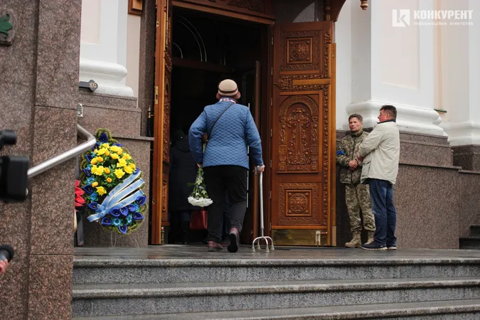 У Луцьку на колінах попрощалися зі ще одним загиблим Героєм (фото)