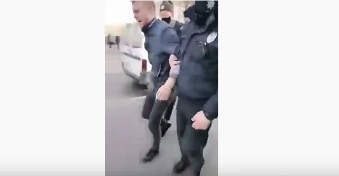 «Руку зламали!»: шокуюче відео затримання водія маршрутки у Луцьку (відео 18+)