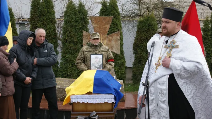 До останнього подиху – за Україну: Рожищенська громада попрощалася з Героєм Сергієм Мандзюком (фото)