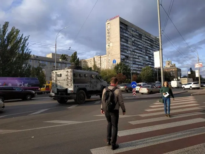 У Києві озброєний чоловік погрожував підірвати міст (оновлено, фото)