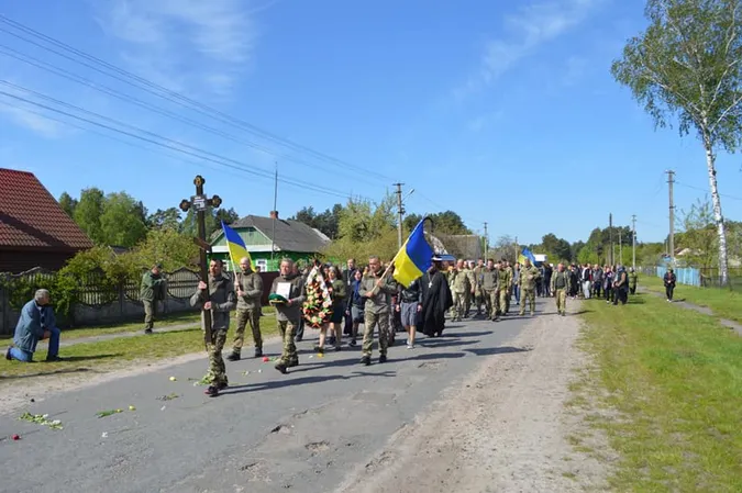 У рідному селі навколішки зустріли загиблого волинського захисника (фото)
