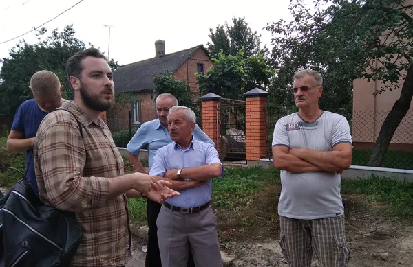 Дорога, каналізація та дерева: на окрузі депутата Луцькради обговорили проблеми містян 