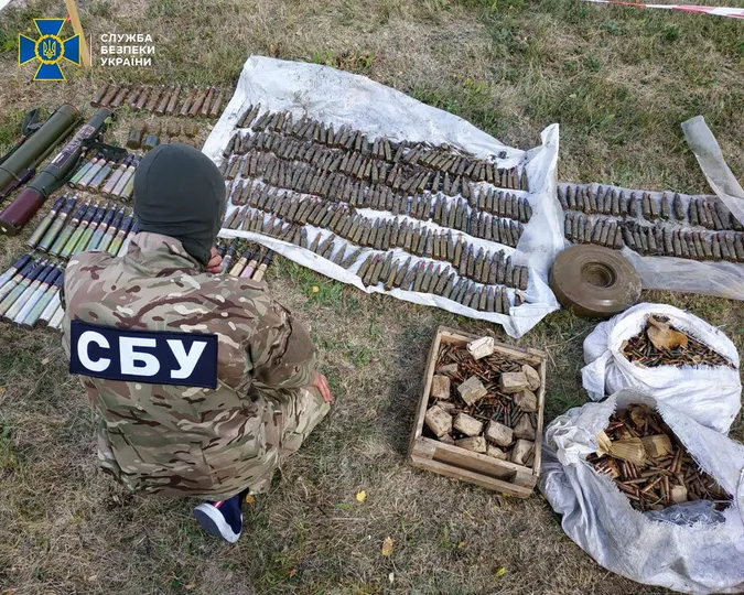 На Луганщині знайшли сховок з боєприпасами