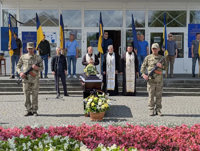 Майже рік вважався зниклим безвісти: Ковель навколішки попрощався з Героєм Віктором Дорощуком