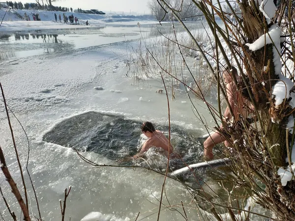 На Стиру в Луцьку освятили воду, люди пірнають в ополонку (фото, відео)