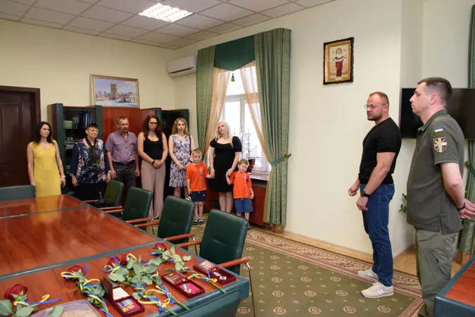 У Луцьку рідним військовослужбовців вручили їхні нагороди (фото)