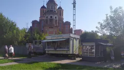 На території луцького собору УПЦ «МП» незаконно чистять подушки (фото)