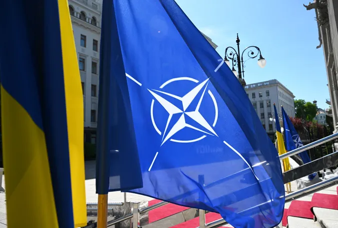НАТО не буде збивати ракети і дрони над Україною