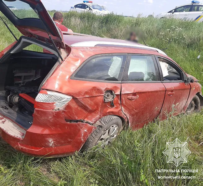 Дивом вцілів: на Волині п'яний на «форді» злетів з дороги у кювет (фото, відео)