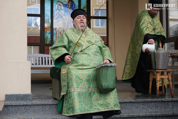Вербна неділя: тисячі лучан у центрі міста «б'ють» і вітають один одного (фото, відео)