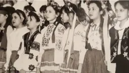 Волинська краєзнавиця показала 100-літню вишиванку, вишиту прадідусем для бабусі (дитяче фото)
