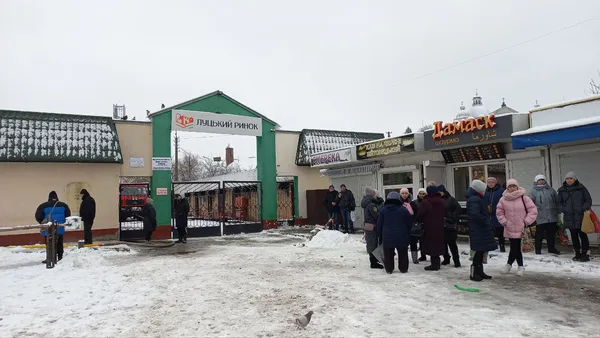 Підприємці мовчать: що коїться навколо згорілого павільйону Центрального ринку (фото)