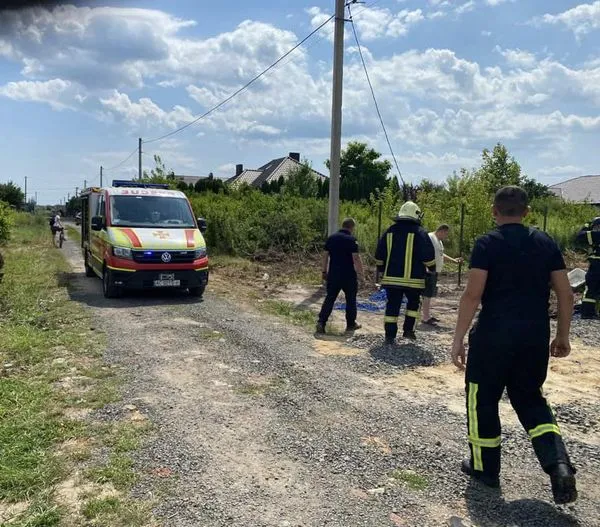 Один не вижив: у Боратині з вигрібної ями витягнули двох непритомних чоловіків (фото)