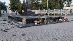 У Володимирі вандали потрощили пам'ятку історії та квіти біля Дошки пам'яті полеглим Героям (фото)