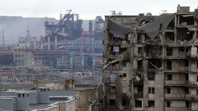 Рашисти вивозять тіла загиблих під завалами маріупольчан разом зі сміттям (відео)