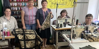 «Люди постійно долучаються»: як на Волині волонтерки шиють речі для військових (фото)
