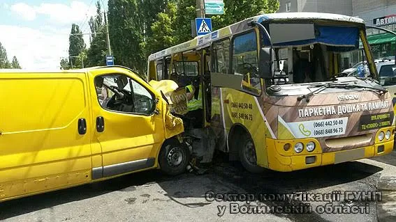 У Луцьку – серйозна аварія за участю маршрутки (оновлено, фото)