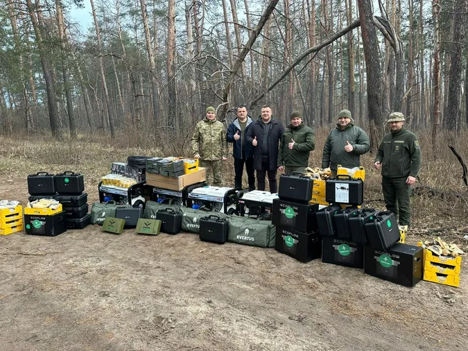 Бійцям «сотки» на сході країни привезли різдвяні подарунки з Волині (фото)