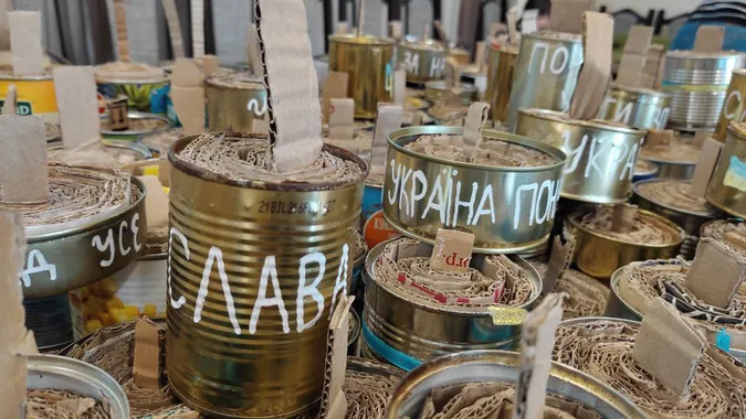Волинські волонтери виготовляють окопні свічки з патріотичними надписами