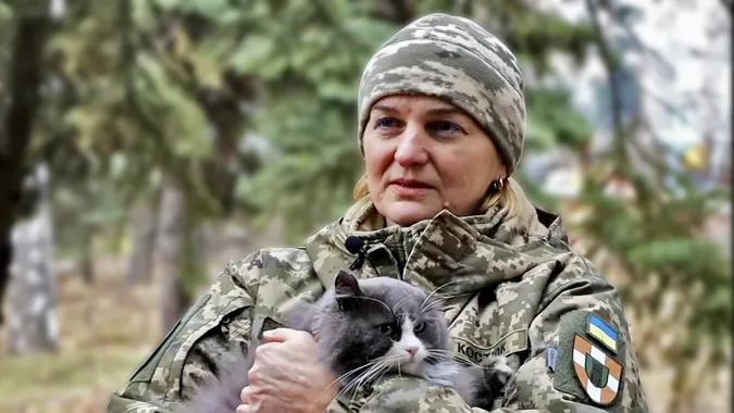 Волинянка пішла в армію зі своїм котом (відео)