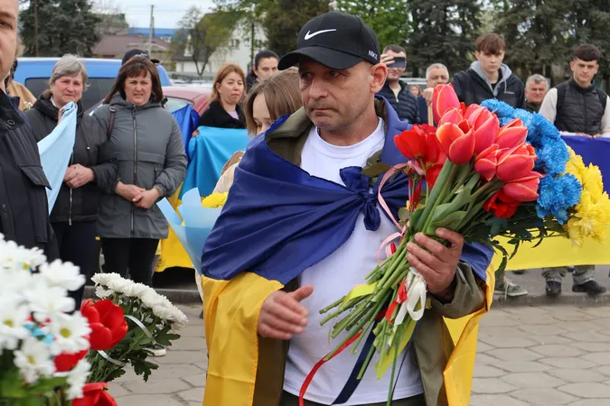 На Волині громада зустріла звільненого з полону Захисника Андрія Жолоба (фото)