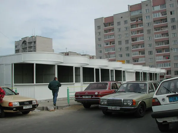 Килими на парканах, бензин по 2 гривні, сардельки по 7,5: старі фото Варшавського ринку в Луцьку
