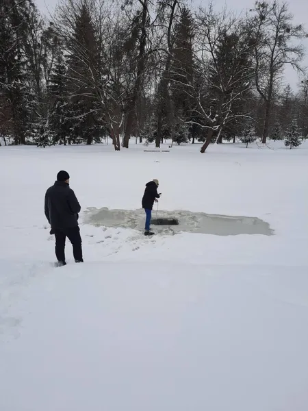 У Луцьку прорубали ополонки й взяли проби води, аби не задихнулася риба (фото)
