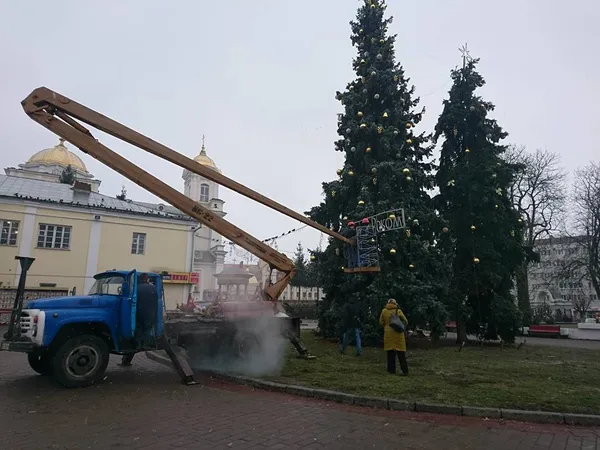 Центральні луцькі ялинки вже майже готові до Нового року (фото)