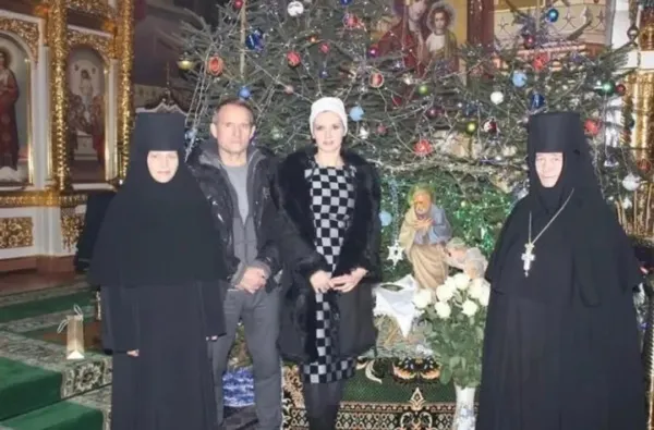Ігуменя Стефана (праворуч), Віктор Медведчук та Оксана Марченко (в центрі)
Фото з відкритих джерел