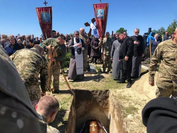 На Волині попрощалися з померлим воїном Сергієм Деркачем (фото)