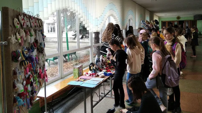 Збирали гроші на дрон: у луцькому ліцеї влаштували благодійний ярмарок (відео)