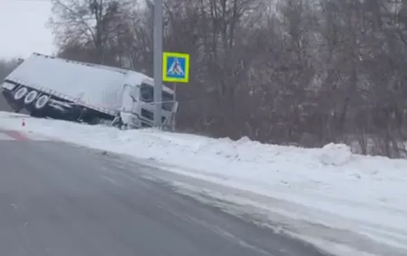 Біля Луцька вантажівка злетіла в кювет (відео)