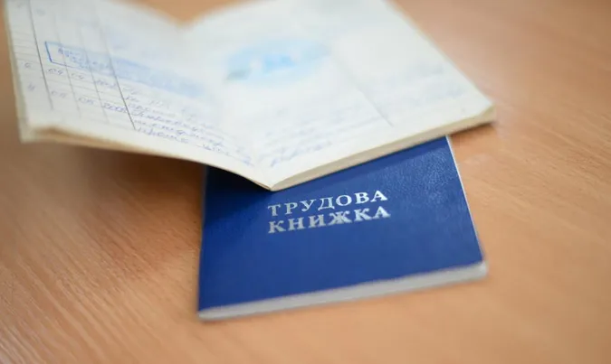 Кожен п’ятий українець працює без трудової книжки