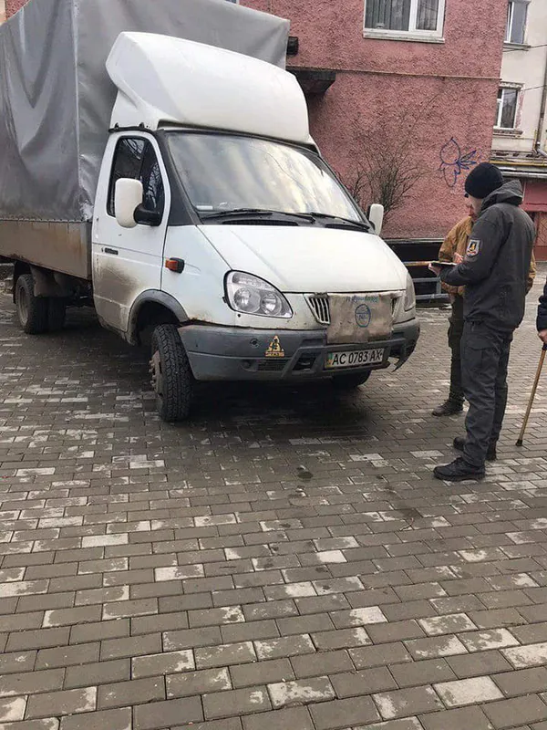 У Луцьку муніципали покарали «автохамів» за паркування на тротуарах (фото)