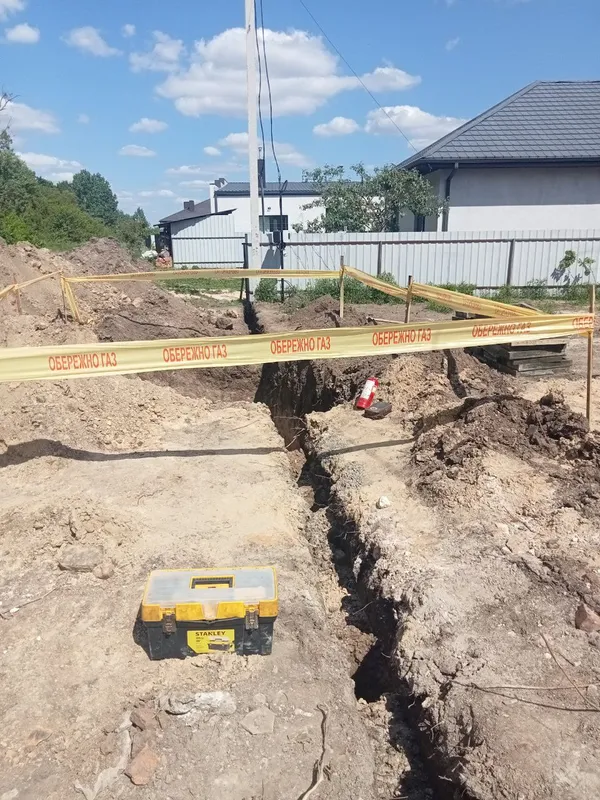 Ставили паркан і зачепили трубу: у селі біля Луцька – витік газу (фото)