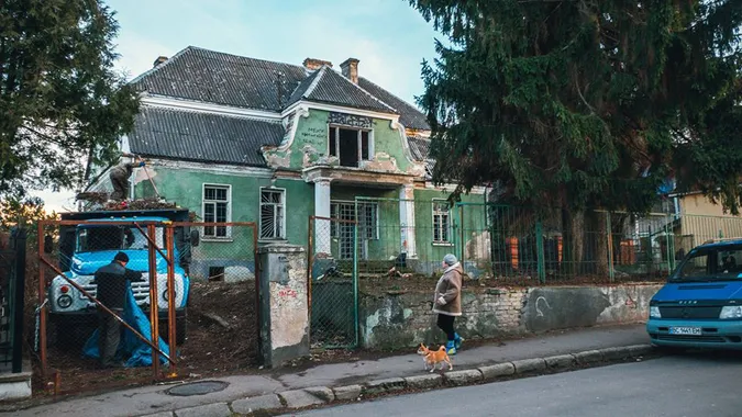 У Луцьку розчистили хащі біля занедбаного будинку на Ярощука (фото)