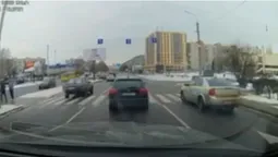 У Луцьку на проспекті Соборності водій Форда «пролетів» на червоне (відео)
