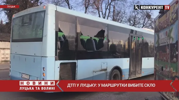 Величезний затор: у центрі Луцька фургон розбив вікна маршрутки (відео)