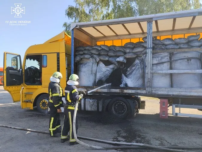 На Волині у вантажівці горіли мішки вугілля (фото)