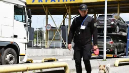 Шукає зброю та вибухівку: з волинськими прикордонниками служить фокстер'єр Фоксі (фото)