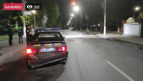 У Нововолинську легковик протаранив поліцейське авто і втік, але згубив номер (фото, відео)