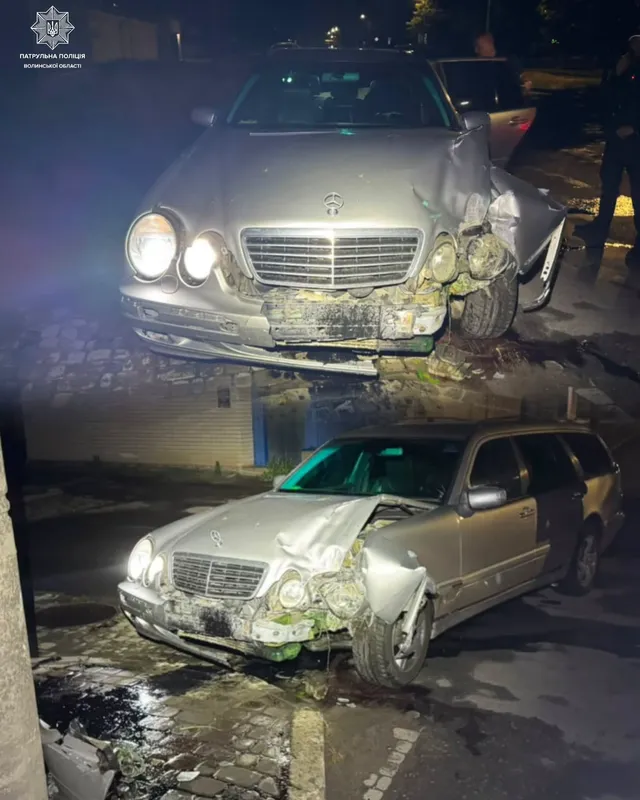 У Луцьку водій Mercedes в'їхав у стовп і «зняв стрес» алкоголем (фото)