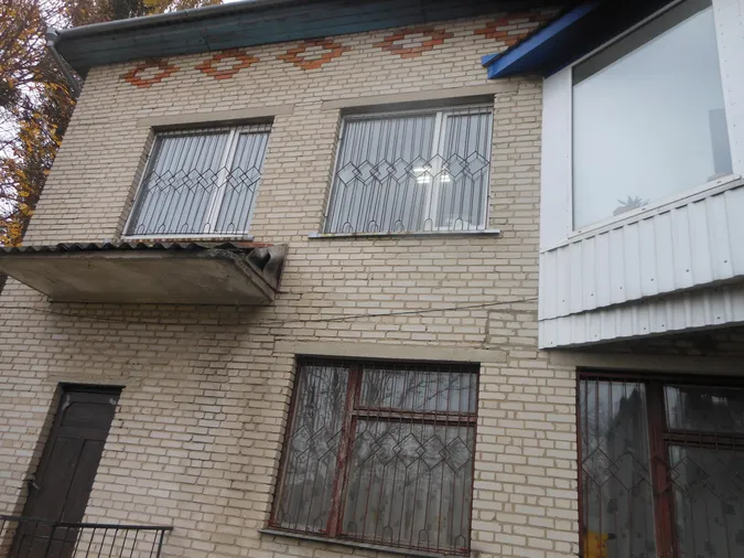 Із решітками на вікнах і без зв'язку зі світом: у рожищенському притулку – порушення