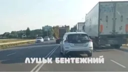 Під Луцьком загорілась фура (відео)