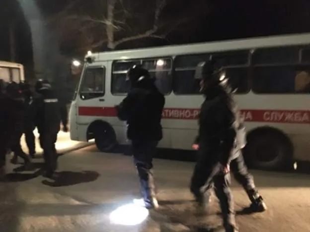 Автобус з евакуйованими з Уханя прибув до санаторію у Нових Санжарах (фото)