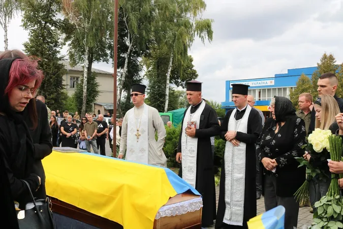 Прапор вручили синові: на Волині попрощалися із Героєм Сергієм Кацавальським (фото)