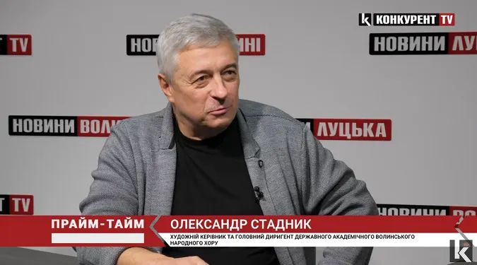 Люди чекають виступу Волинського хору, натомість приходить невеличка група музикантів (відео)