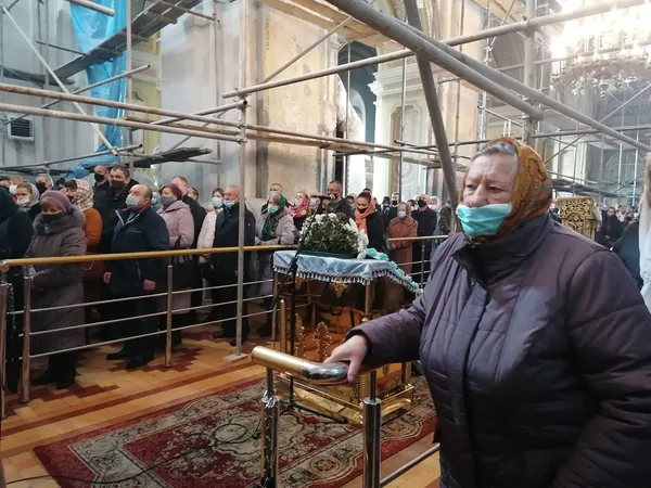 Свічки, молитва й соціальна дистанція: як у луцькому соборі святкують Благовіщення (фото)