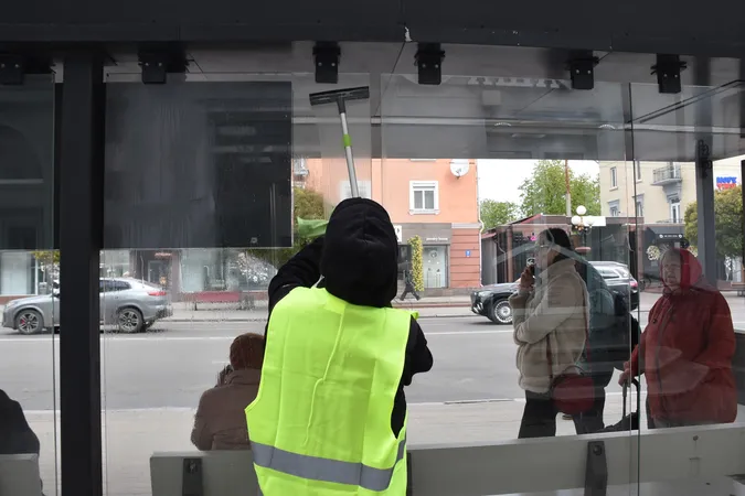У Луцьку помили зупинки