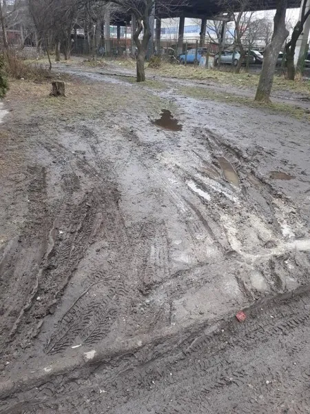 Лучани обурені станом дороги, яка веде до залізничного вокзалу (фото)